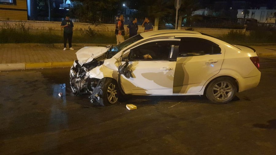 Kavşağa Çıkan Otomobili Adeta Biçti, Sürücü Araçtan Fırladı: 3 Yaralı