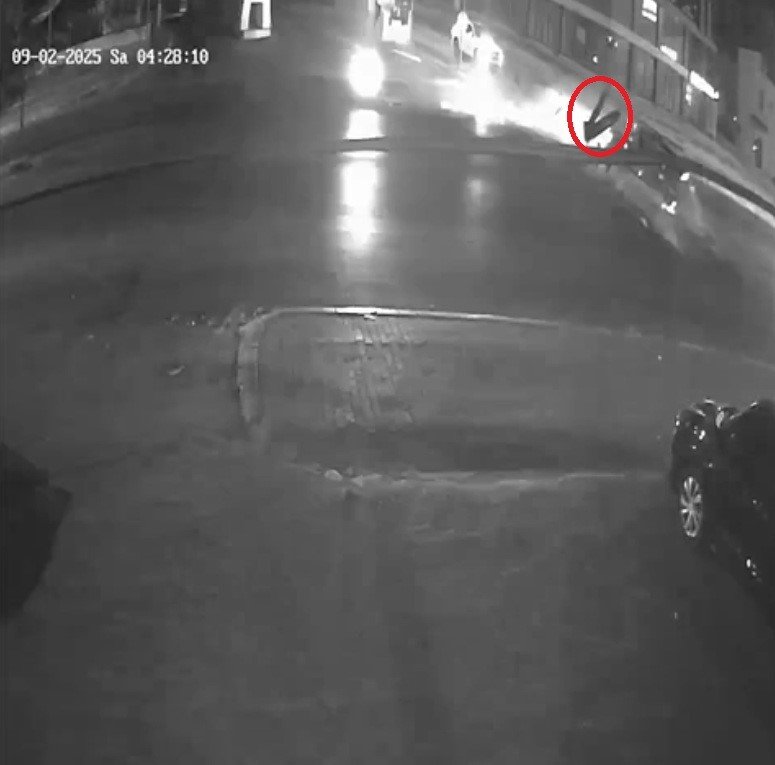 Kavşağa Çıkan Otomobili Adeta Biçti, Sürücü Araçtan Fırladı: 3 Yaralı