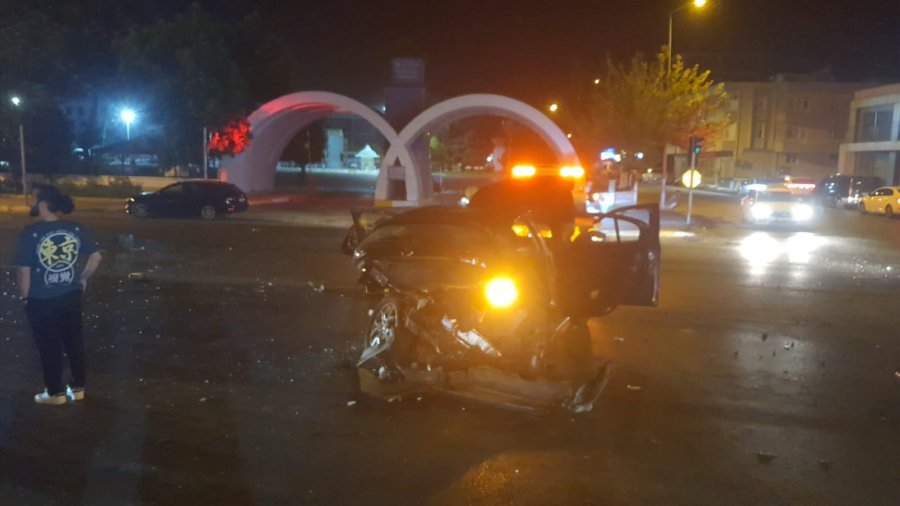 Kavşağa Çıkan Otomobili Adeta Biçti, Sürücü Araçtan Fırladı: 3 Yaralı