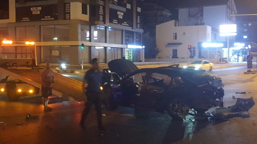 Kavşağa Çıkan Otomobili Adeta Biçti, Sürücü Araçtan Fırladı: 3 Yaralı
