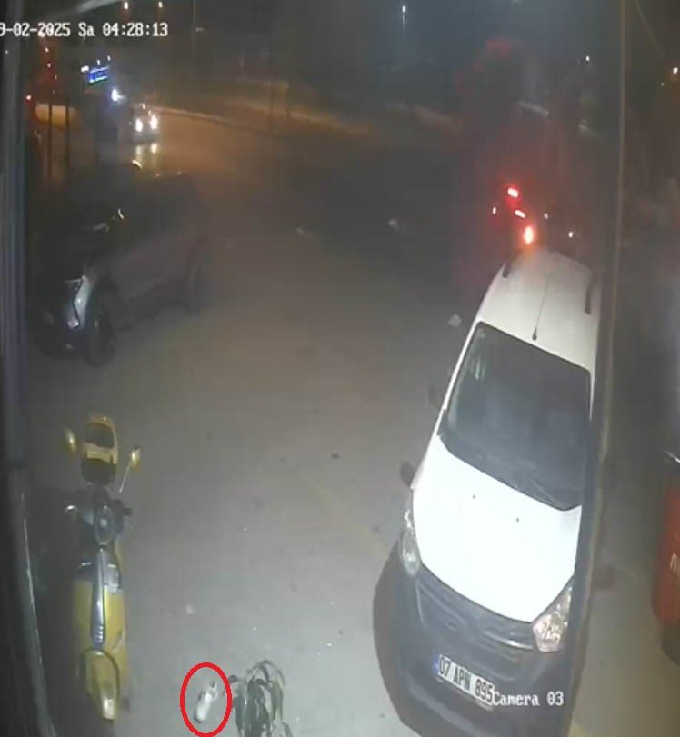 Kavşağa Çıkan Otomobili Adeta Biçti, Sürücü Araçtan Fırladı: 3 Yaralı