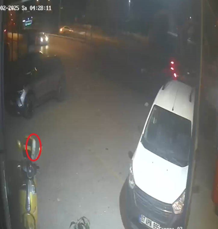 Kavşağa Çıkan Otomobili Adeta Biçti, Sürücü Araçtan Fırladı: 3 Yaralı