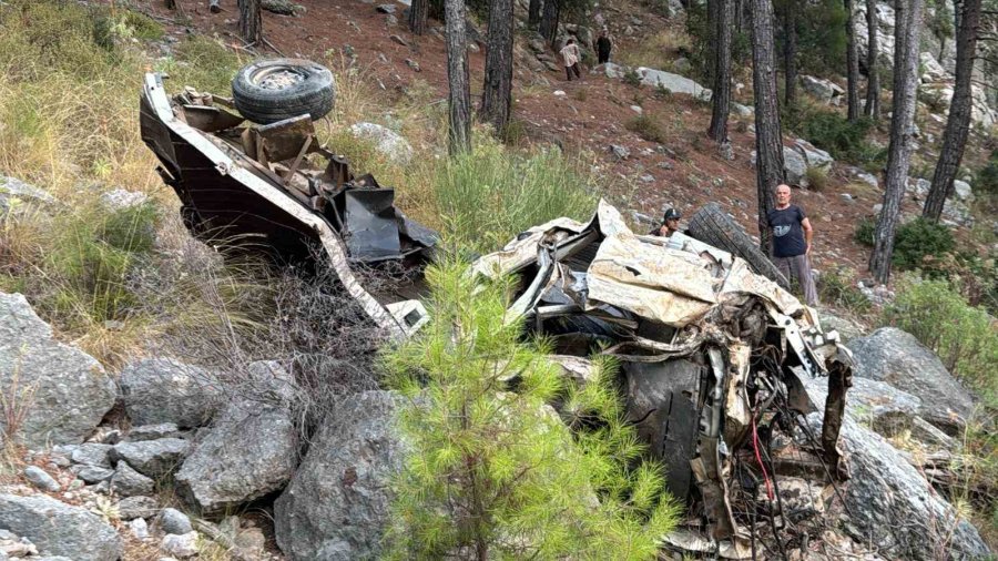 Küçükbaş Hayvan Yüklü Kamyonet Uçuruma Yuvarlandı: 1 Ölü