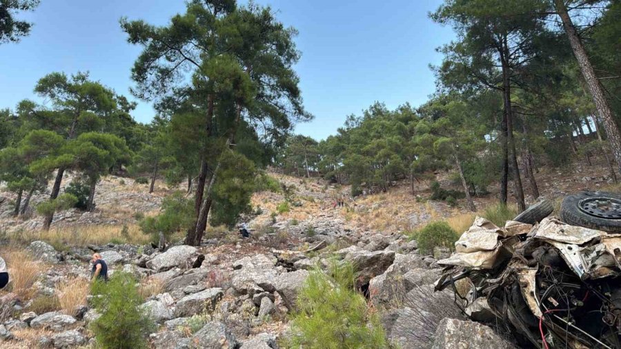 Küçükbaş Hayvan Yüklü Kamyonet Uçuruma Yuvarlandı: 1 Ölü