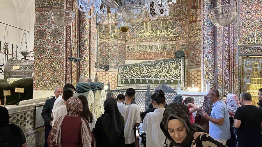 Konya’da Mevlid Kandili’nde Vatandaşlar Camileri Doldurdu