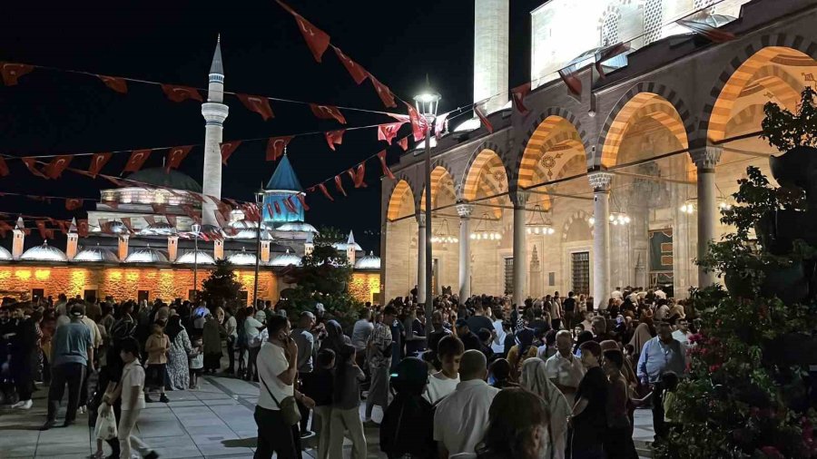 Konya’da Mevlid Kandili’nde Vatandaşlar Camileri Doldurdu