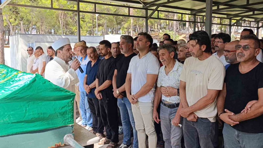 Çatıya Hortum Bağlayıp 3. Kattaki Evin Balkonuna İnmek İsterken Düşüp Ölen Antrenör Son Yolculuğuna Uğurlandı