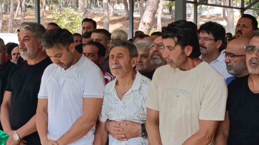 Çatıya Hortum Bağlayıp 3. Kattaki Evin Balkonuna İnmek İsterken Düşüp Ölen Antrenör Son Yolculuğuna Uğurlandı