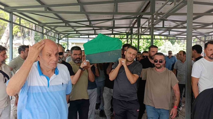 Çatıya Hortum Bağlayıp 3. Kattaki Evin Balkonuna İnmek İsterken Düşüp Ölen Antrenör Son Yolculuğuna Uğurlandı