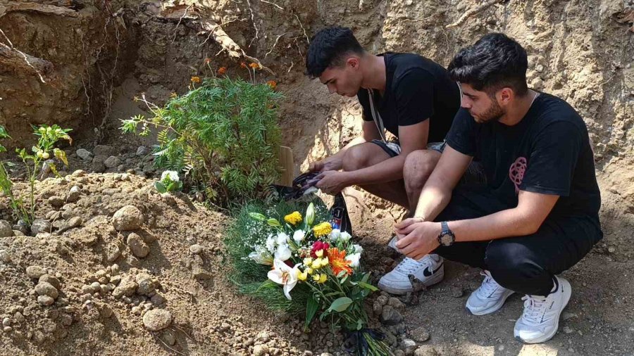 Çatıya Hortum Bağlayıp 3. Kattaki Evin Balkonuna İnmek İsterken Düşüp Ölen Antrenör Son Yolculuğuna Uğurlandı