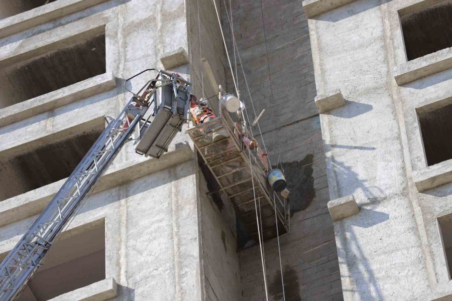 13. Katta İskelede Mahsur Kalan İşçileri İtfaiye Kurtardı