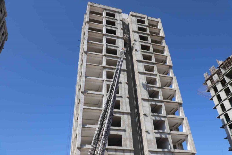 13. Katta İskelede Mahsur Kalan İşçileri İtfaiye Kurtardı