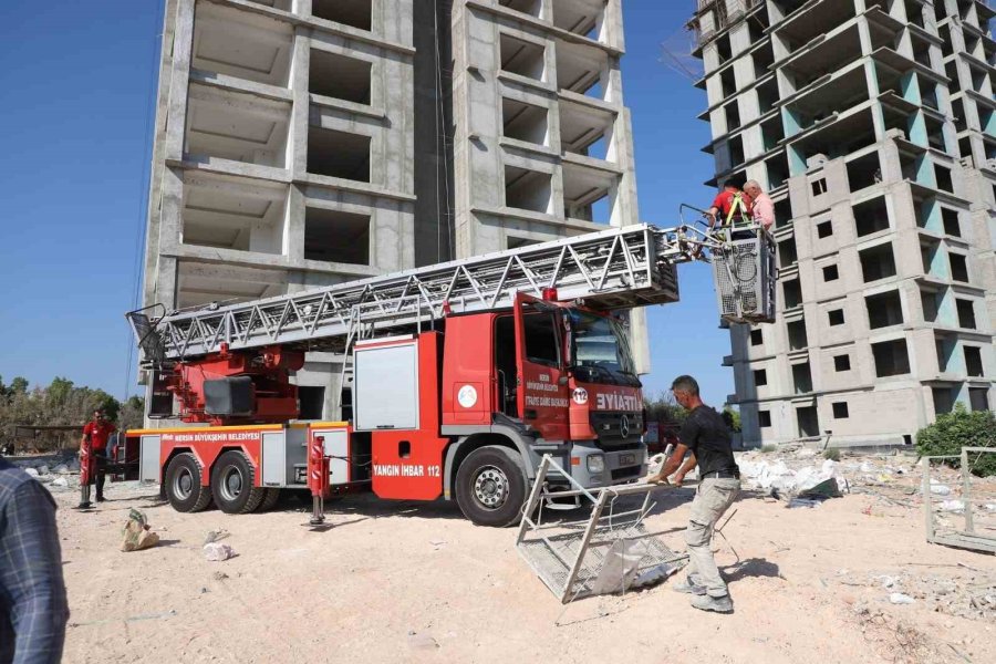 13. Katta İskelede Mahsur Kalan İşçileri İtfaiye Kurtardı