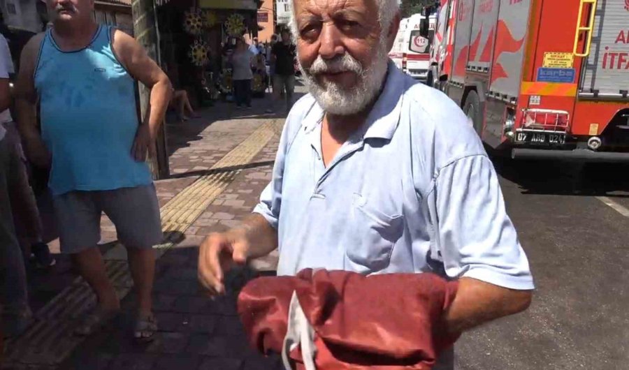 Kıbrıs Gazisi, Yeğeninin Yaktığı Evden Sadece Zarar Görmeyen Türk Bayrağını Alabildi