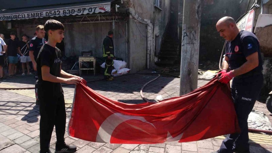 Kıbrıs Gazisi, Yeğeninin Yaktığı Evden Sadece Zarar Görmeyen Türk Bayrağını Alabildi