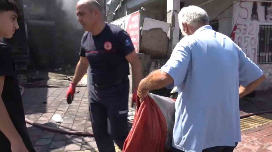 Kıbrıs Gazisi, Yeğeninin Yaktığı Evden Sadece Zarar Görmeyen Türk Bayrağını Alabildi