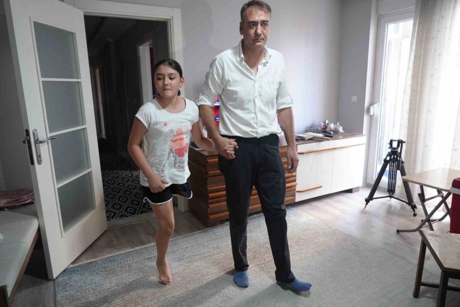 Okulların Açılmasına Günler Kala 12 Yaşındaki Özge’ye Dar Gelen Protez Bacak Engeli
