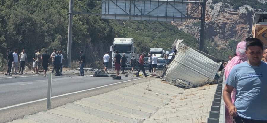 Antalya’da Tır Devrildi, Ortalık Savaş Alanına Döndü: Genç Sürücü Hayatını Kaybetti