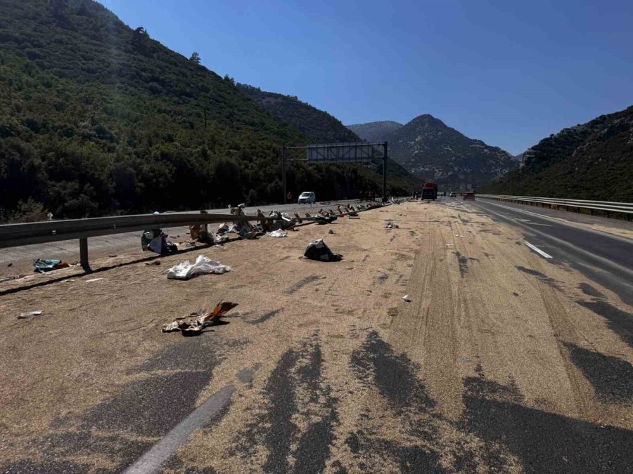 Antalya’da Tır Devrildi, Ortalık Savaş Alanına Döndü: Genç Sürücü Hayatını Kaybetti