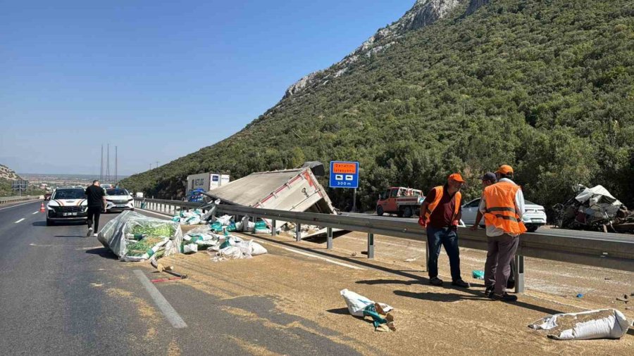 Antalya’da Tır Devrildi, Ortalık Savaş Alanına Döndü: Genç Sürücü Hayatını Kaybetti