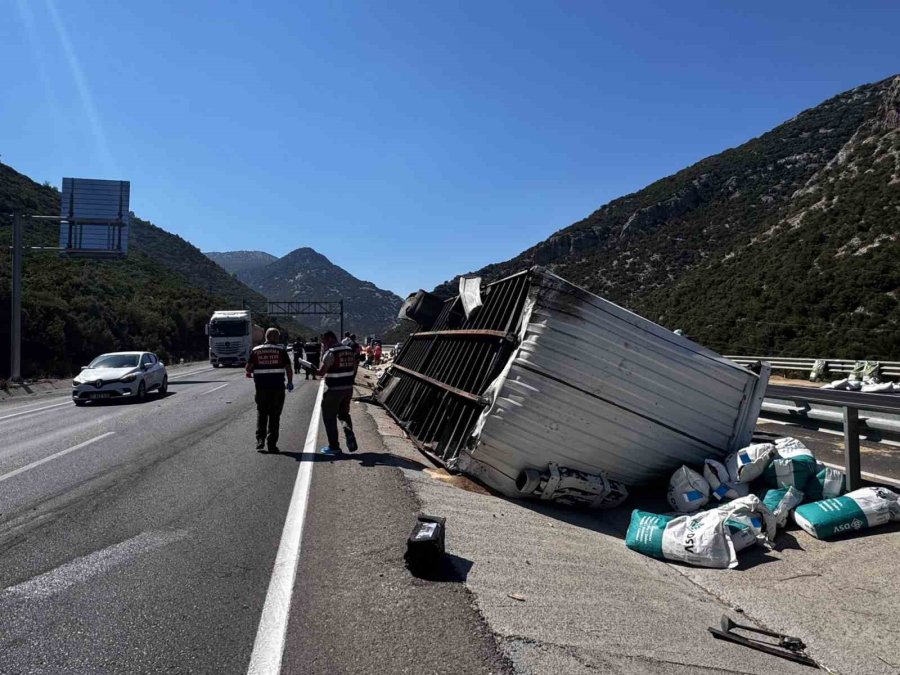 Antalya’da Tır Devrildi, Ortalık Savaş Alanına Döndü: Genç Sürücü Hayatını Kaybetti