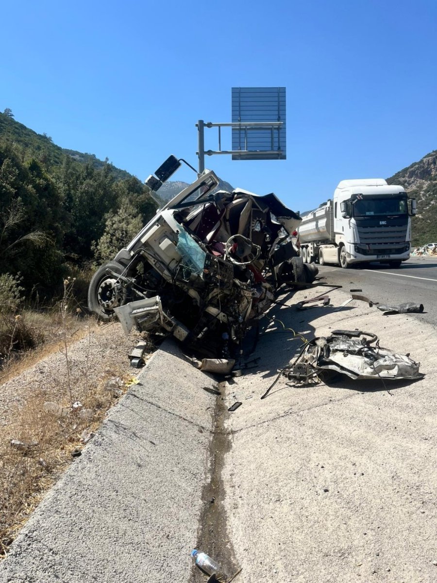 Antalya’da Tır Devrildi, Ortalık Savaş Alanına Döndü: Genç Sürücü Hayatını Kaybetti