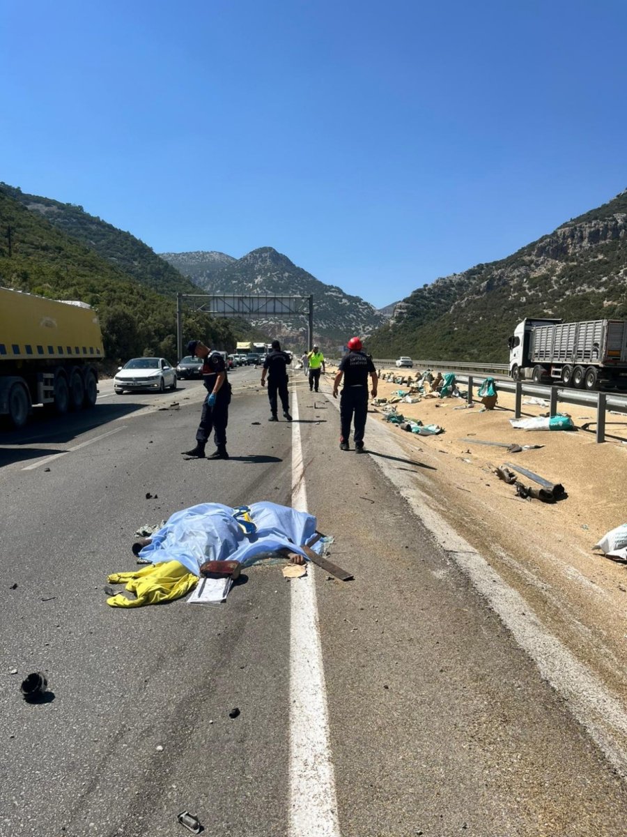 Antalya’da Tır Devrildi, Ortalık Savaş Alanına Döndü: Genç Sürücü Hayatını Kaybetti
