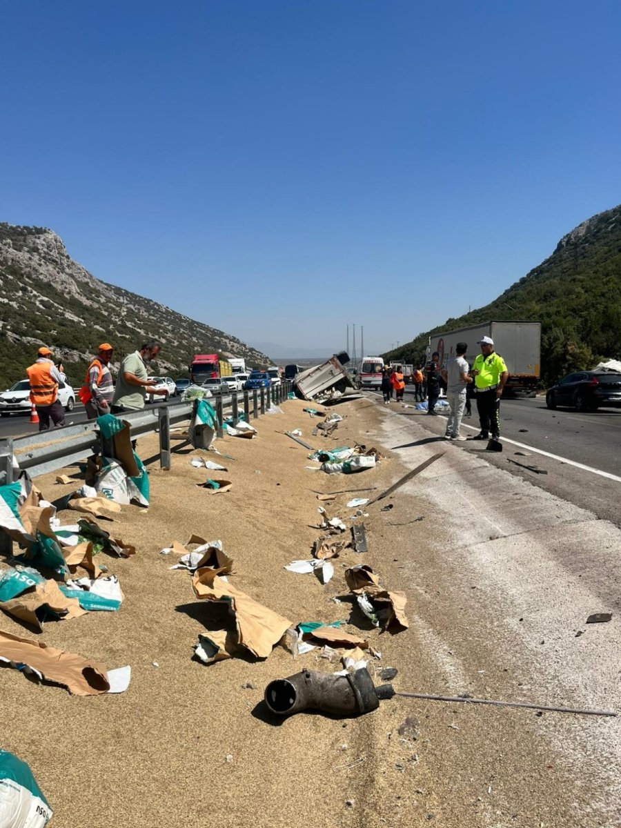 Antalya’da Tır Devrildi, Ortalık Savaş Alanına Döndü: Genç Sürücü Hayatını Kaybetti