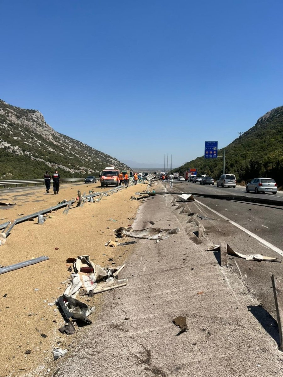 Antalya’da Tır Devrildi, Ortalık Savaş Alanına Döndü: Genç Sürücü Hayatını Kaybetti