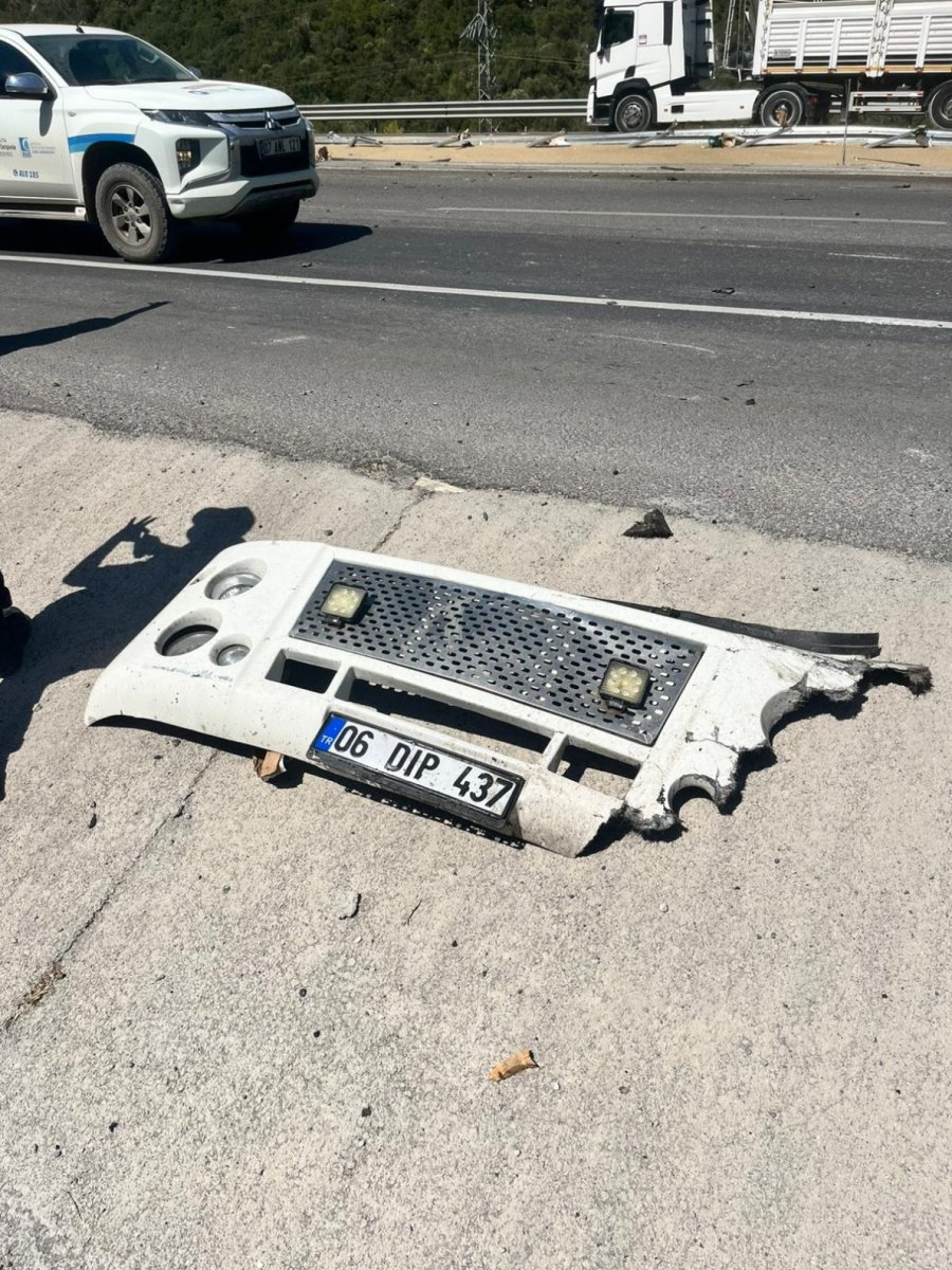 Antalya’da Tır Devrildi, Ortalık Savaş Alanına Döndü: Genç Sürücü Hayatını Kaybetti