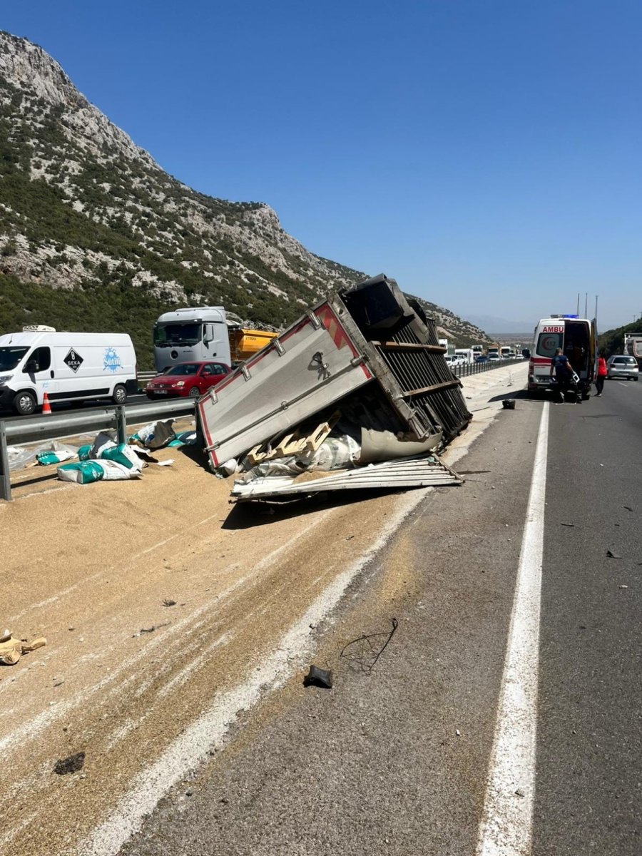 Antalya’da Tır Devrildi, Ortalık Savaş Alanına Döndü: Genç Sürücü Hayatını Kaybetti