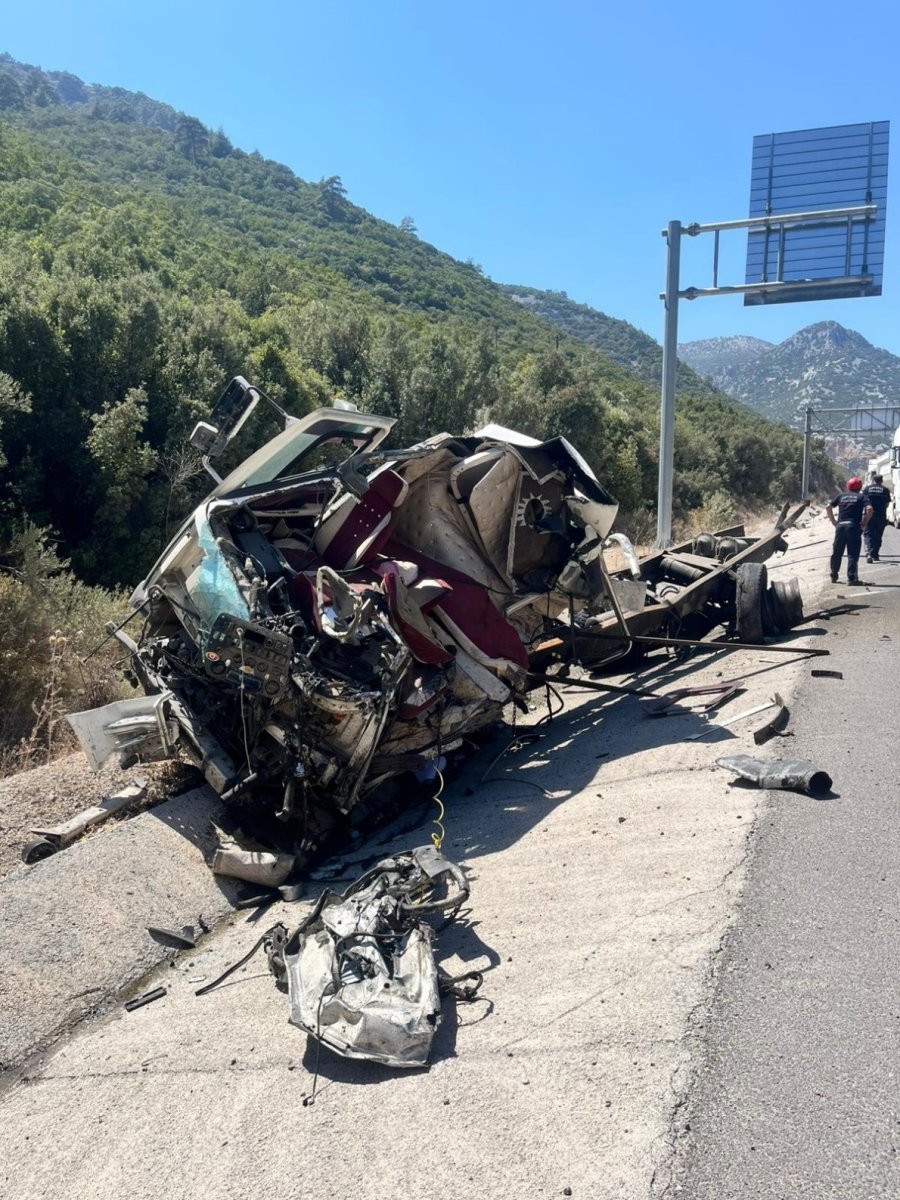 Antalya’da Tır Devrildi, Ortalık Savaş Alanına Döndü: Genç Sürücü Hayatını Kaybetti