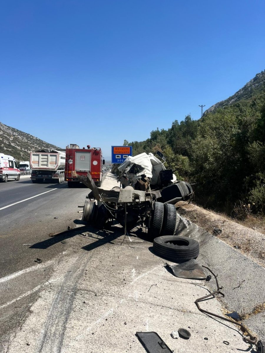Antalya’da Tır Devrildi, Ortalık Savaş Alanına Döndü: Genç Sürücü Hayatını Kaybetti