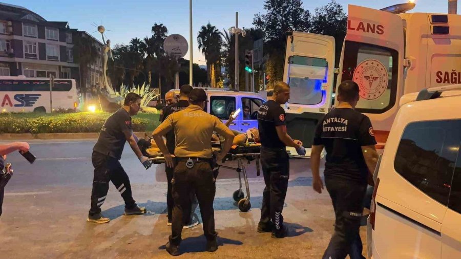 Antalya’da Kırmızı Işık İhlali Kazayı Da Beraberinde Getirdi: 3’ü Ağır 6 Yaralı