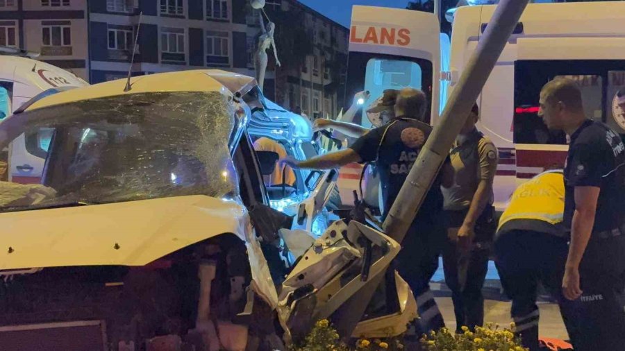 Antalya’da Kırmızı Işık İhlali Kazayı Da Beraberinde Getirdi: 3’ü Ağır 6 Yaralı