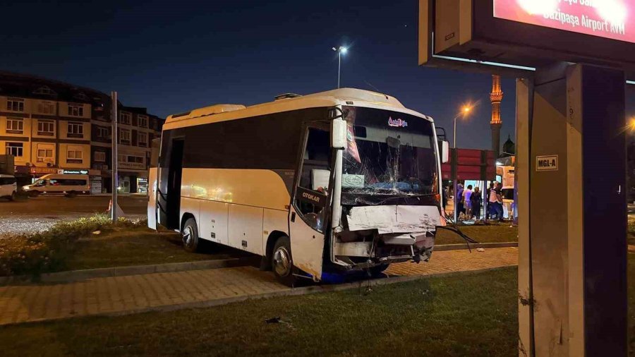 Antalya’da Kırmızı Işık İhlali Kazayı Da Beraberinde Getirdi: 3’ü Ağır 6 Yaralı