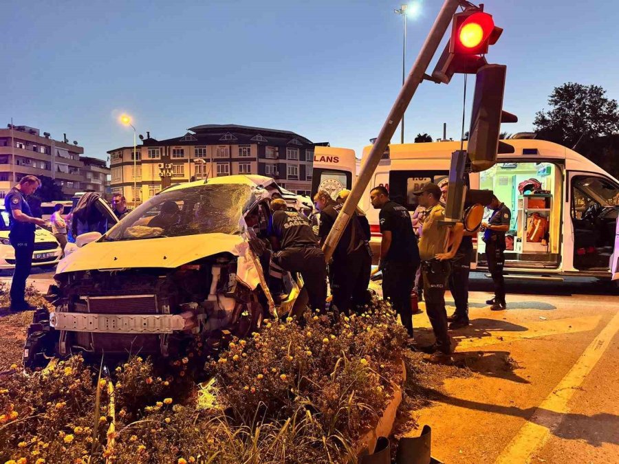 Antalya’da Kırmızı Işık İhlali Kazayı Da Beraberinde Getirdi: 3’ü Ağır 6 Yaralı