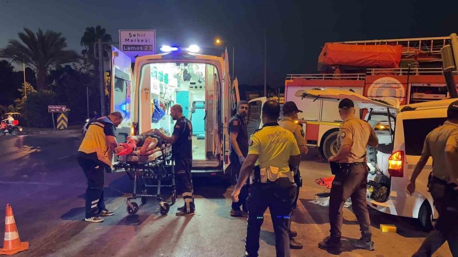 Antalya’da Kırmızı Işık İhlali Kazayı Da Beraberinde Getirdi: 3’ü Ağır 6 Yaralı