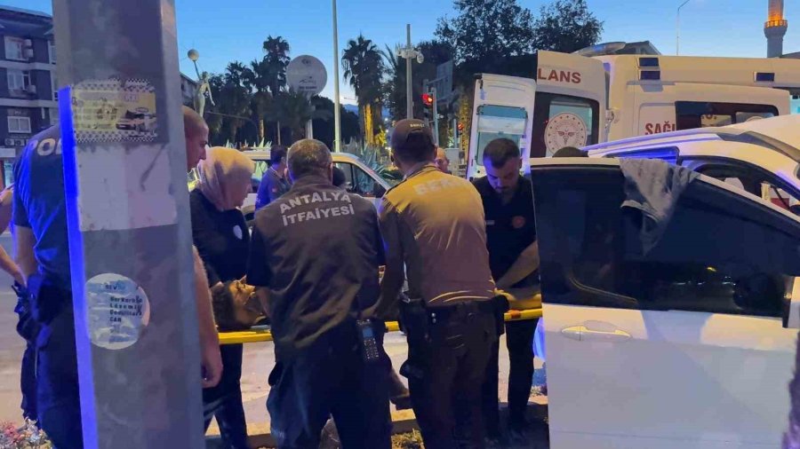 Antalya’da Kırmızı Işık İhlali Kazayı Da Beraberinde Getirdi: 3’ü Ağır 6 Yaralı