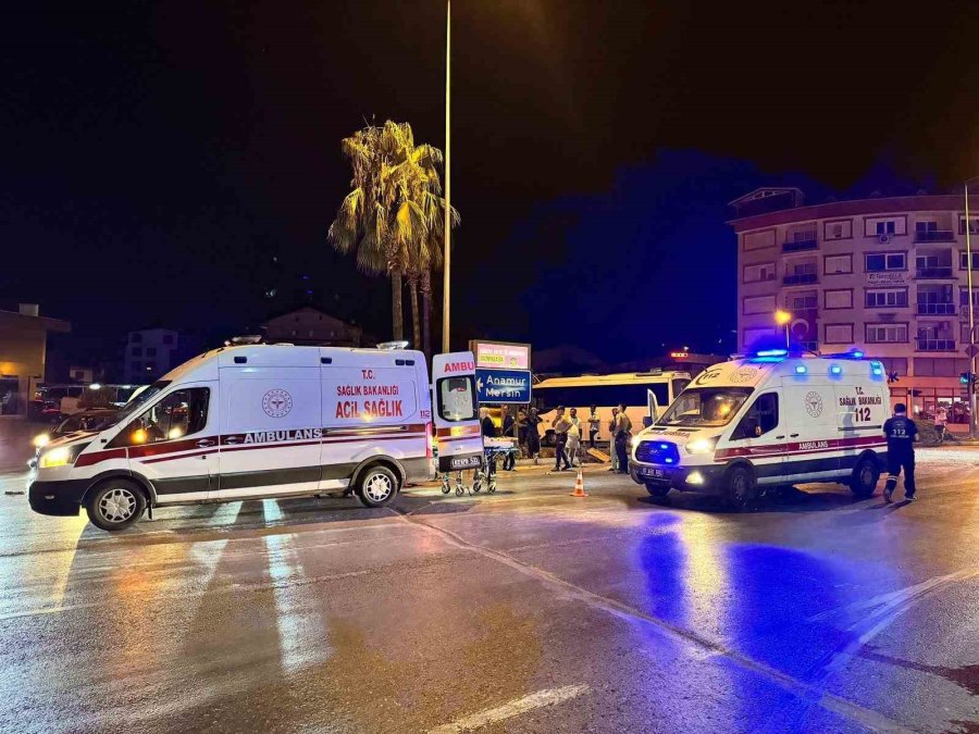 Antalya’da Kırmızı Işık İhlali Kazayı Da Beraberinde Getirdi: 3’ü Ağır 6 Yaralı