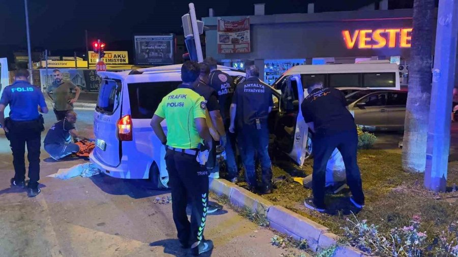 Antalya’da Kırmızı Işık İhlali Kazayı Da Beraberinde Getirdi: 3’ü Ağır 6 Yaralı