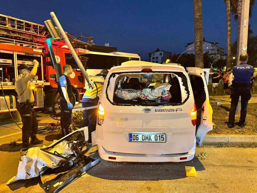 Antalya’da Kırmızı Işık İhlali Kazayı Da Beraberinde Getirdi: 3’ü Ağır 6 Yaralı