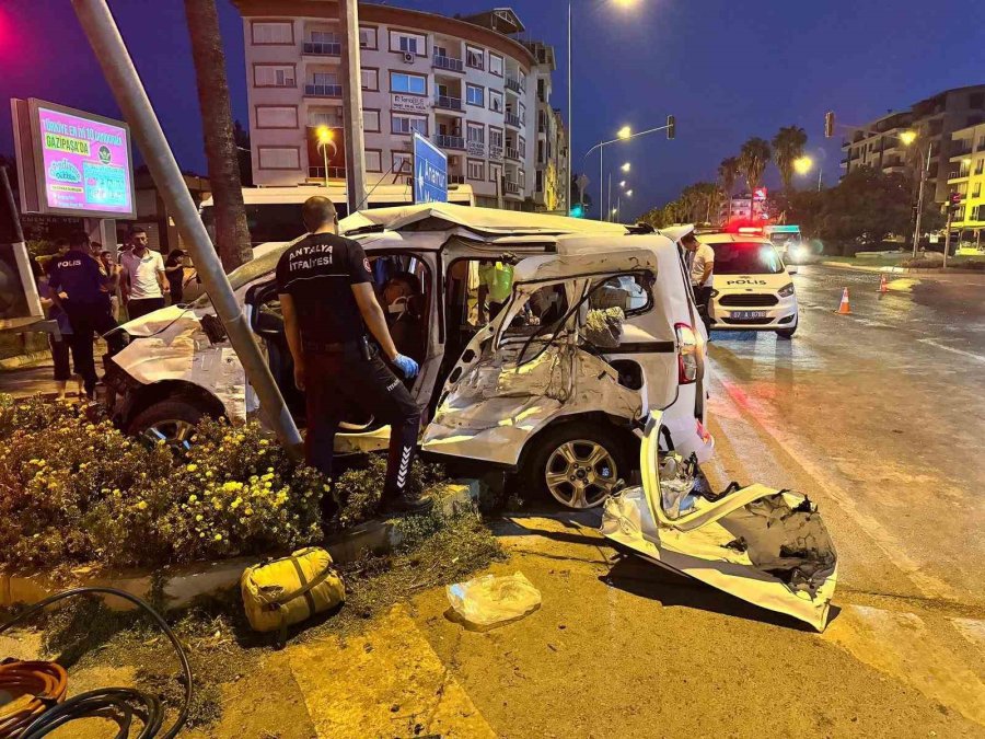 Antalya’da Kırmızı Işık İhlali Kazayı Da Beraberinde Getirdi: 3’ü Ağır 6 Yaralı
