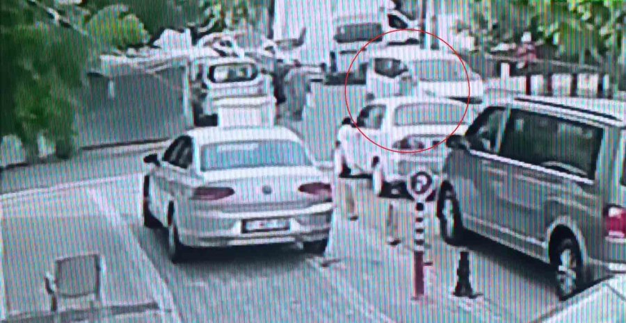 Manavgat’ta Hafif Ticari Araca Çarpan Patenli Çocuk Yaralandı