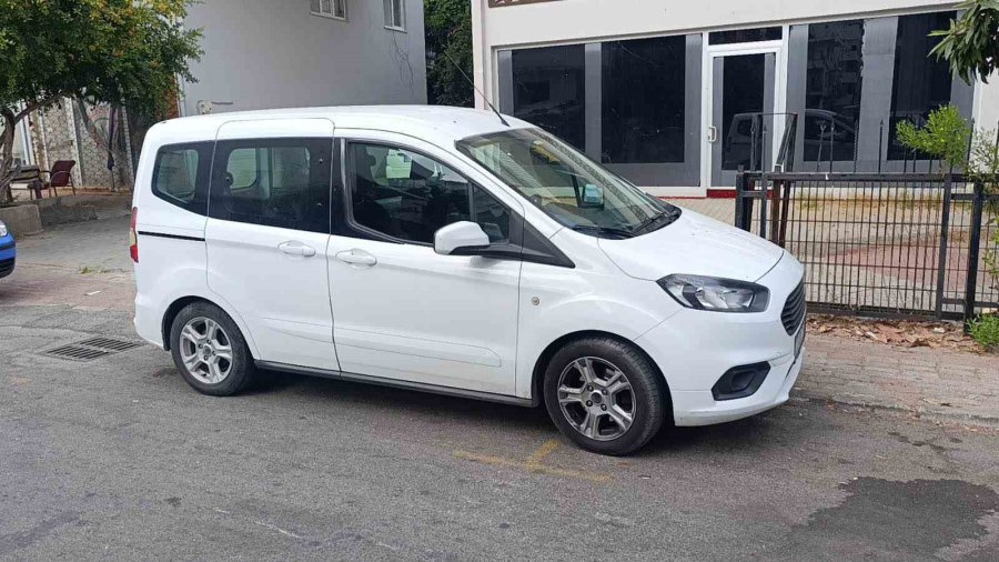 Manavgat’ta Hafif Ticari Araca Çarpan Patenli Çocuk Yaralandı