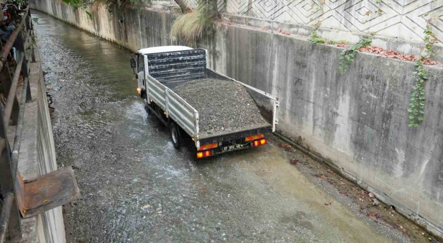 Alanya Belediyesi’nden Dere Temizleme Çalışması
