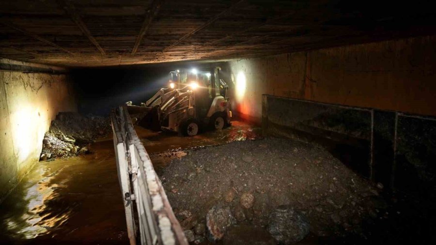 Alanya Belediyesi’nden Dere Temizleme Çalışması