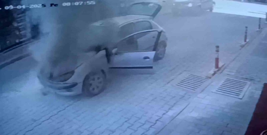 Antalya’da Seyir Halindeki Otomobilin Yandı
