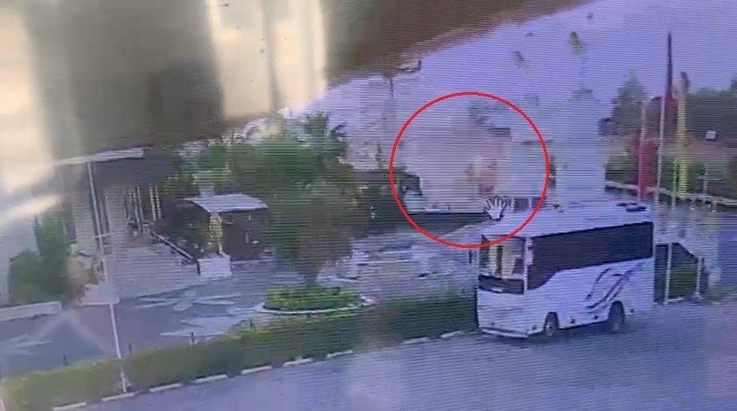 Lastiği Patlayan Tomruk Yüklü Kamyon Devrildi, Sürücü Kazayı Burnu Bile Kanamadan Atlattı