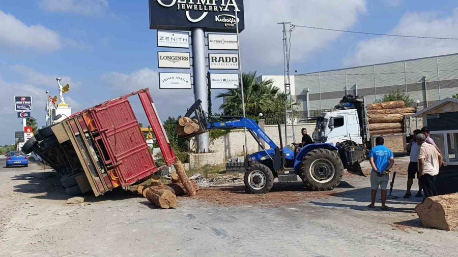 Lastiği Patlayan Tomruk Yüklü Kamyon Devrildi, Sürücü Kazayı Burnu Bile Kanamadan Atlattı